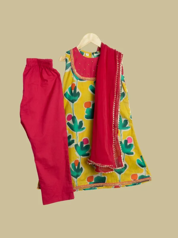 Girls_Pure_Cotton_Sleeveless_Suit_Set_with_Dupatta