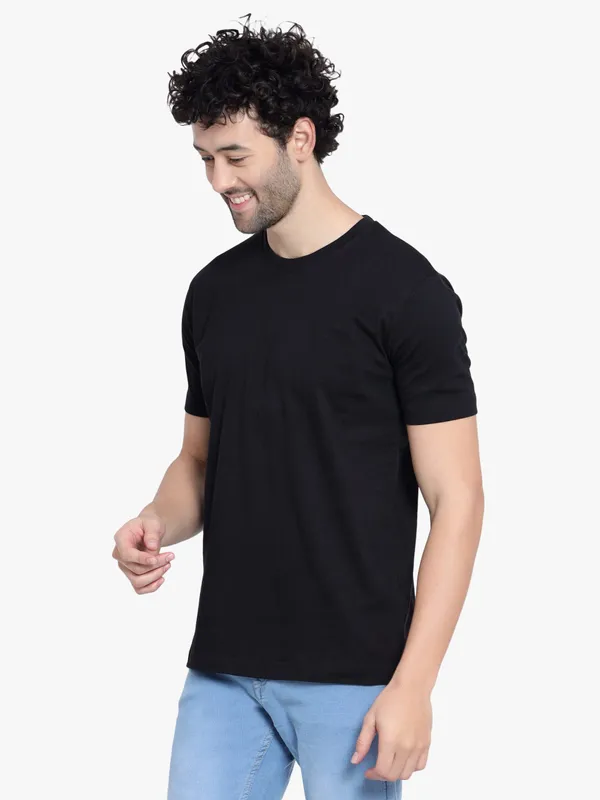 Black_Solid_Cotton_T-Shirt_For_Men