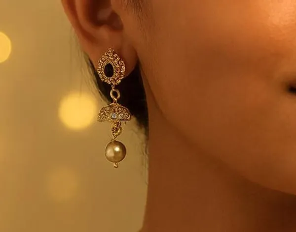 Exquisite_Traditional_Gold-Plated_Double_Layer_Kundan_Necklace_Set_with_Intricate_Filigree_Design,_Pearl_Dangling_Pendants,_and_Matching_Earrings