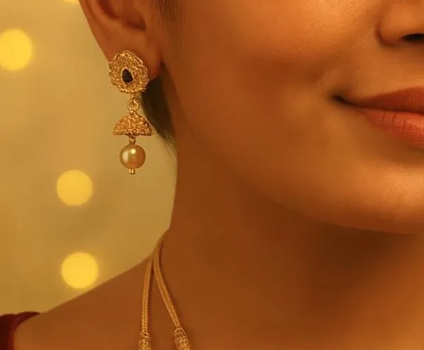 Exquisite_Traditional_Gold-Plated_Double_Layer_Kundan_Necklace_Set_with_Intricate_Filigree_Design,_Pearl_Dangling_Pendants,_and_Matching_Earrings