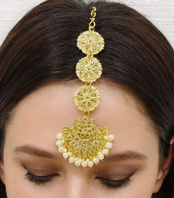 Exquisite_Traditional_Gold_Plated_Kundan_Maangtika_with_Intricate_Floral_Design_and_Pearl_Bead_Accents