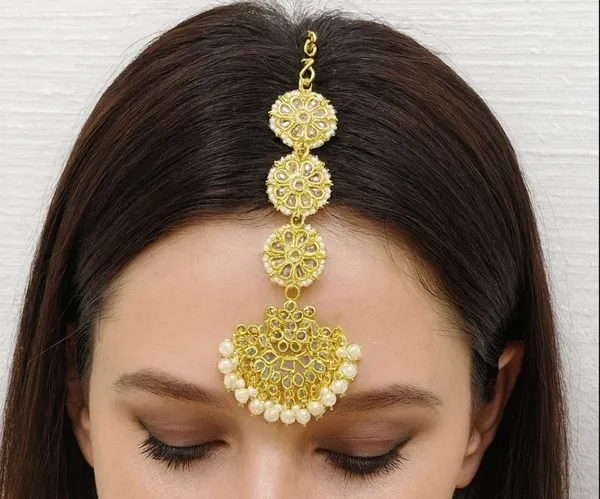 Exquisite_Traditional_Gold_Plated_Kundan_Maangtika_with_Intricate_Floral_Design_and_Pearl_Bead_Accents