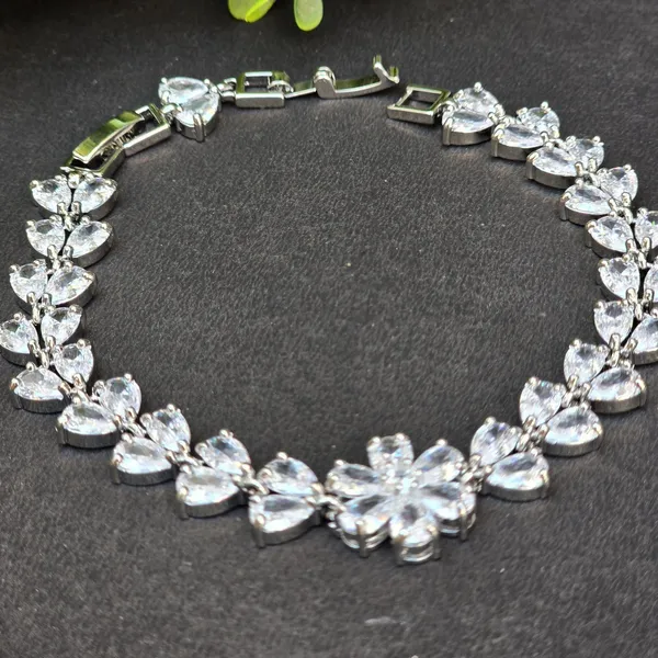 White_Stainless_Steel_Quartz_Flower_Shaped_Bracelet