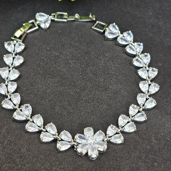 White_Stainless_Steel_Quartz_Flower_Shaped_Bracelet