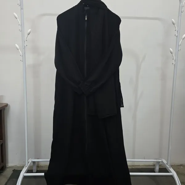 Black_Eco-Friendly_And_Non-Toxic_Material_Crepe_Zipper_Abaya_For_Women