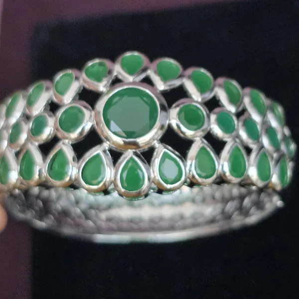 Green_Stainless_Steel_Emerald_Oval_Design_Stone_Bangle