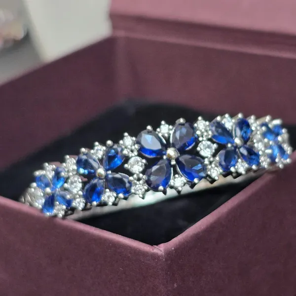 Blue_Stainless_Steel_Sapphire_With_American_Diamond_4_Leaf_Flower_Design_Stone_Bangle