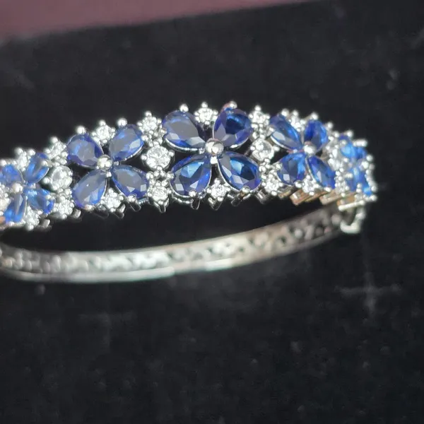 Blue_Stainless_Steel_Sapphire_With_American_Diamond_4_Leaf_Flower_Design_Stone_Bangle