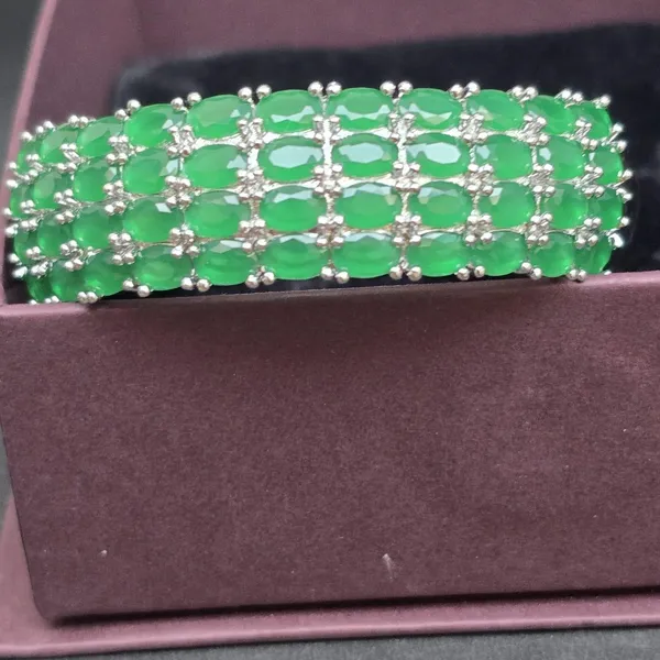 Green_Stainless_Steel_Emerald_Oval_Design_Stone_Bangle