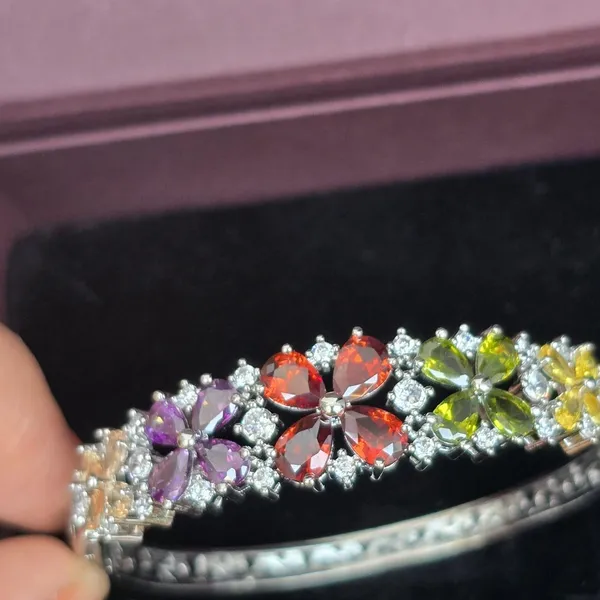 Multicolor_Stainless_Steel_Flower_Design_Stone_Bangle