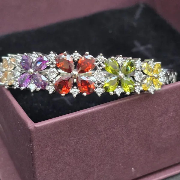 Multicolor_Stainless_Steel_Flower_Design_Stone_Bangle