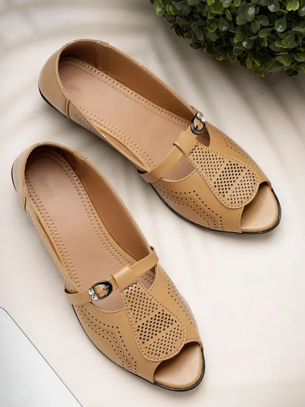 Stylish_Peep-Toe_Wedge_Sandals_for_Women_with_Laser-Cut_Design_and_Decorative_Buckle_Detail
