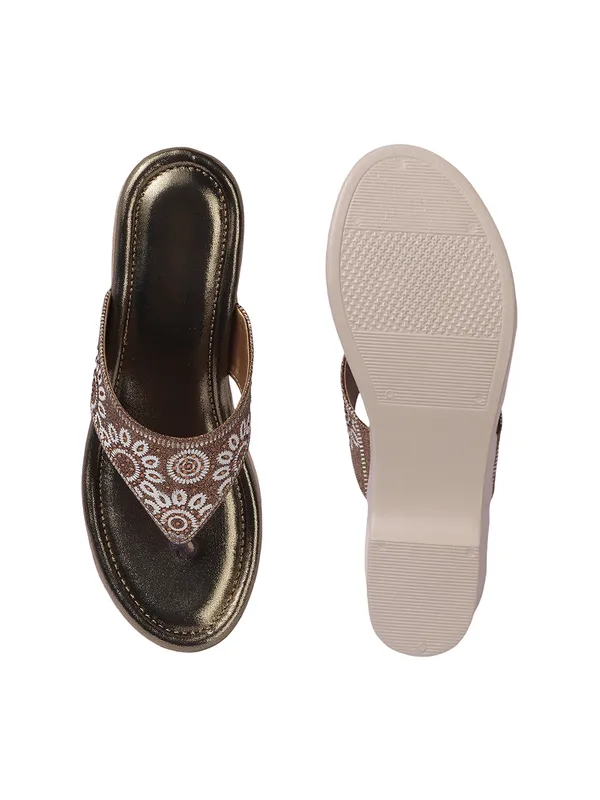 Elegant_Embroidered_Wedge_Sandals_with_Comfortable_Sole_and_Stylish_Ethnic_Design