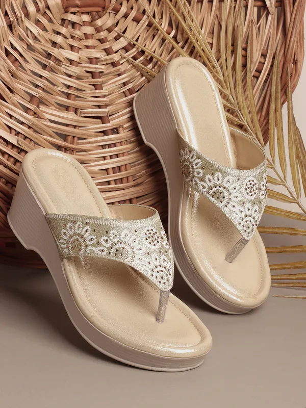 Elegant_Embroidered_Wedge_Sandals_with_Comfortable_Sole_and_Stylish_Ethnic_Design