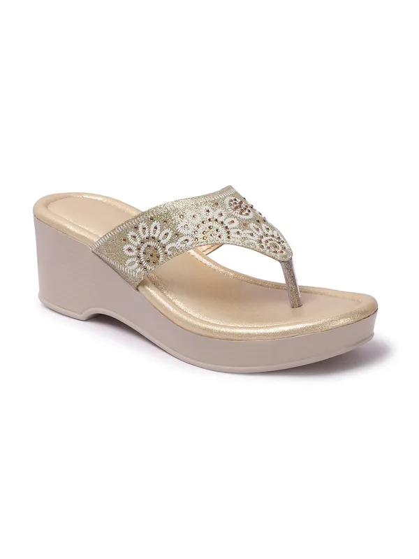 Elegant_Embroidered_Wedge_Sandals_with_Comfortable_Sole_and_Stylish_Ethnic_Design