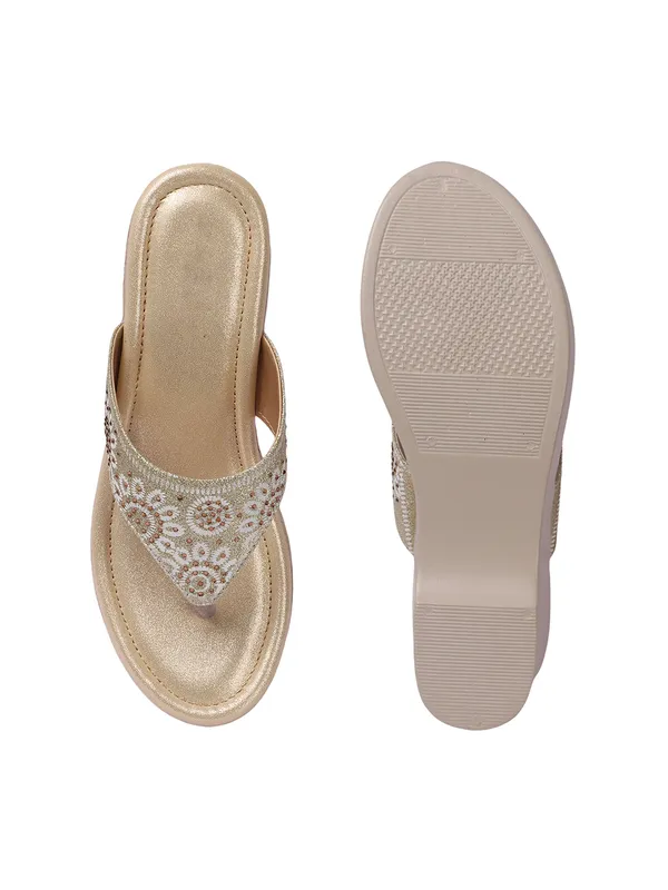 Elegant_Embroidered_Wedge_Sandals_with_Comfortable_Sole_and_Stylish_Ethnic_Design
