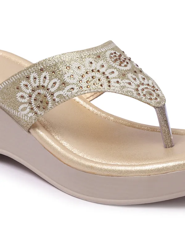 Elegant_Embroidered_Wedge_Sandals_with_Comfortable_Sole_and_Stylish_Ethnic_Design