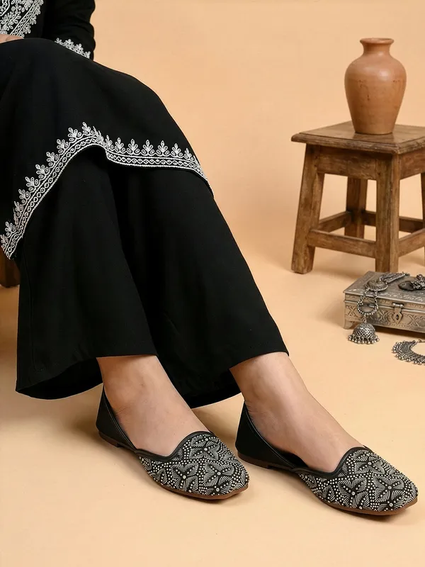 Womenï¿½s_Embellished_Butterfly_Jutti