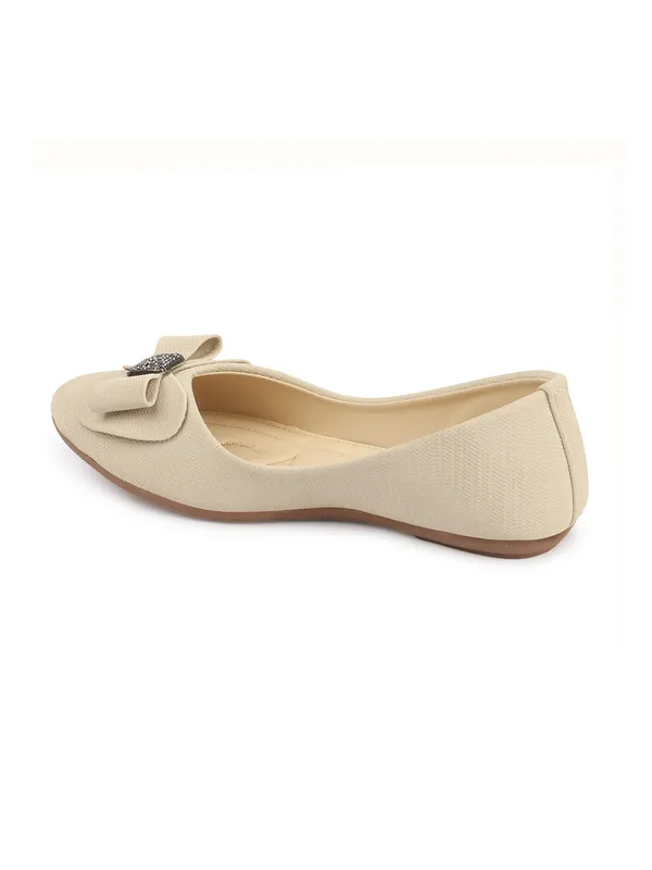 Elegant_women's_slip-on_ballerina_flats_with_textured_fabric,_cushioned_insole,_bow_ornamentation,_and_embellished_centerpieceï¿½perfect_for_daily_wear.