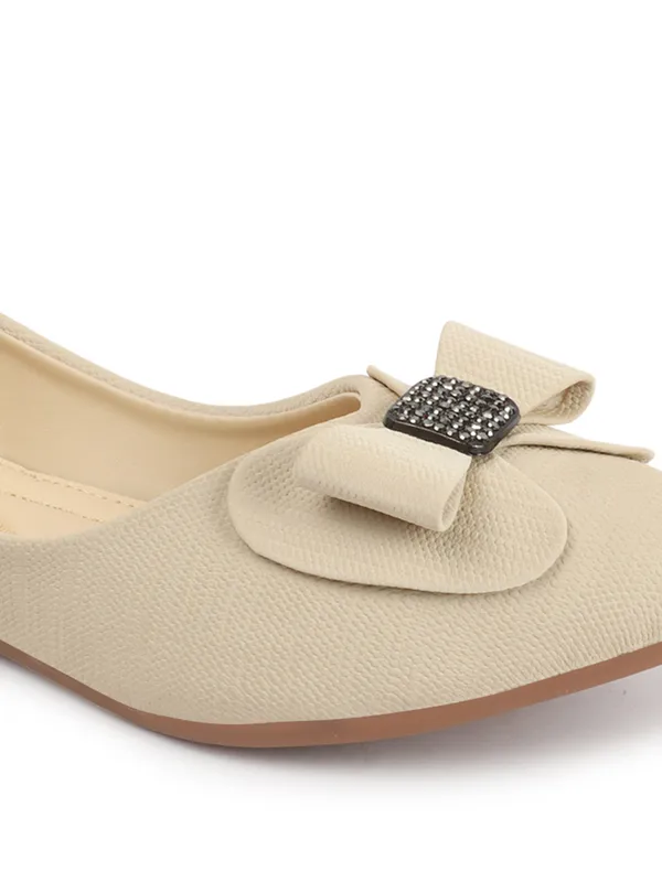 Elegant_women's_slip-on_ballerina_flats_with_textured_fabric,_cushioned_insole,_bow_ornamentation,_and_embellished_centerpieceï¿½perfect_for_daily_wear.