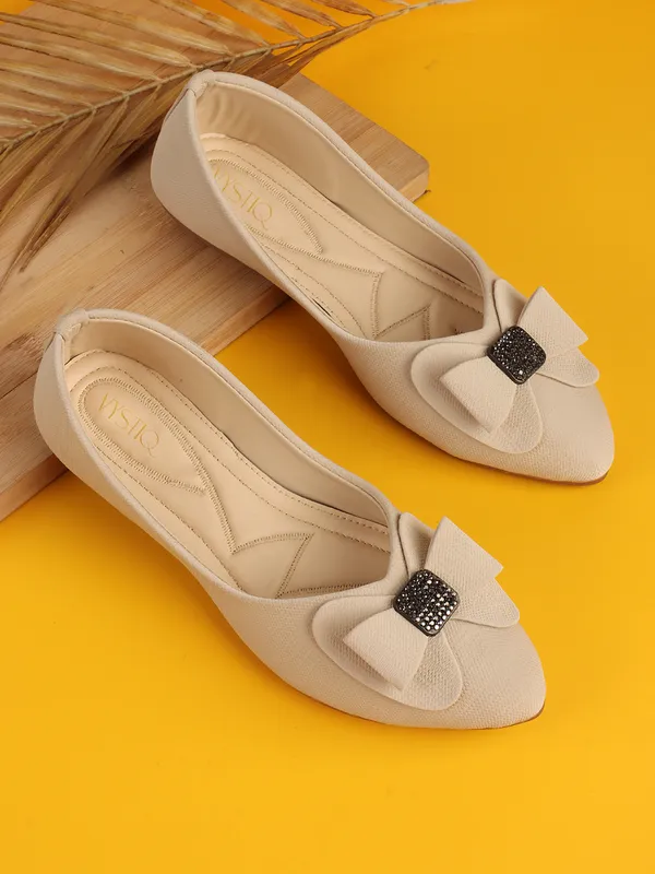 Elegant_women's_slip-on_ballerina_flats_with_textured_fabric,_cushioned_insole,_bow_ornamentation,_and_embellished_centerpieceï¿½perfect_for_daily_wear.