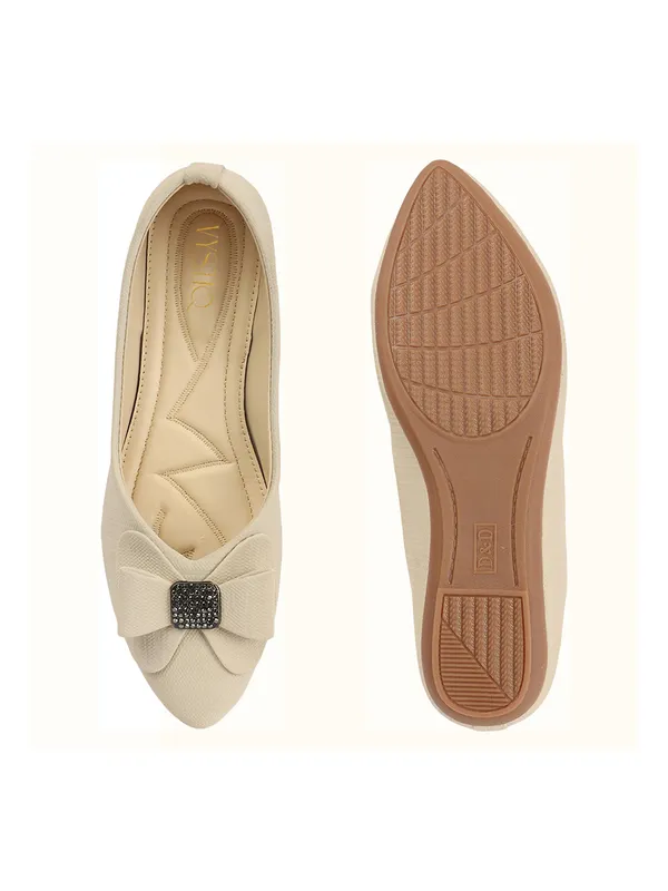Elegant_women's_slip-on_ballerina_flats_with_textured_fabric,_cushioned_insole,_bow_ornamentation,_and_embellished_centerpieceï¿½perfect_for_daily_wear.