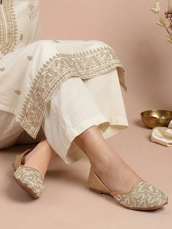Womenï¿½s_Embellished_Butterfly_Jutti