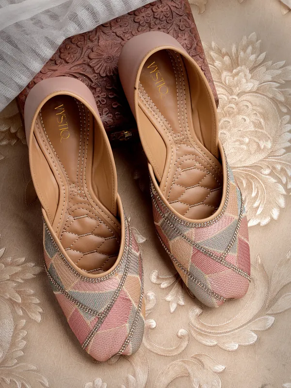 Trendy_Embroidered_Womenï¿½s_Ethnic_Jutti_with_Comfortable_Insole_and_Traditional_Craft_Detailing