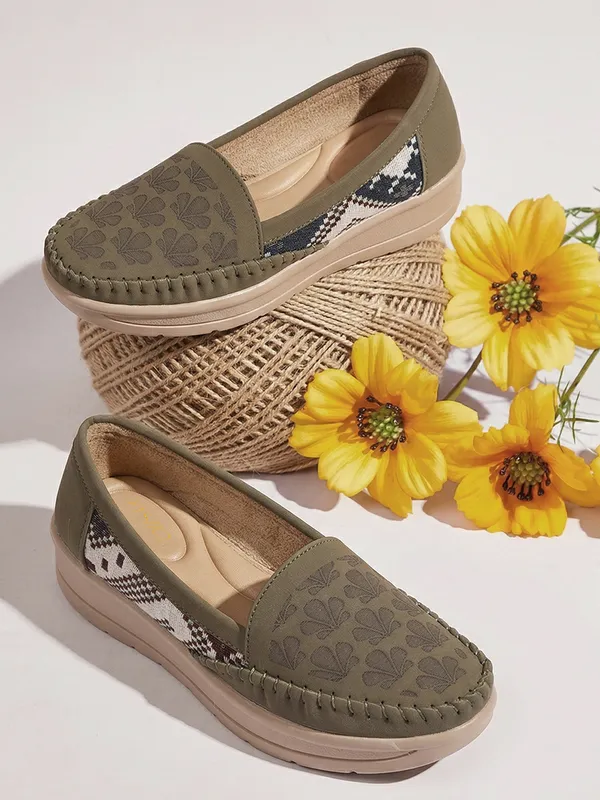 everyday_style_with_these_Womens_slip-on_loafers,