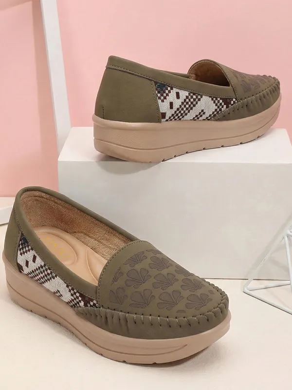 everyday_style_with_these_Womens_slip-on_loafers,