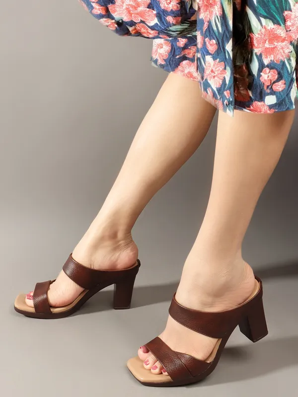 Trendy_Dual_Strap_Block_Heel_Sandal_for_Women_with_Comfortable_Cushion_Sole