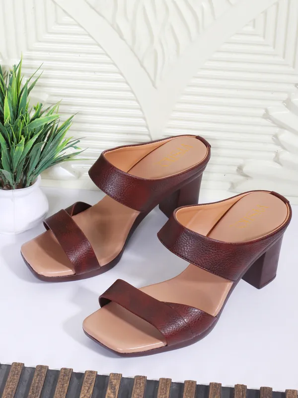Trendy_Dual_Strap_Block_Heel_Sandal_for_Women_with_Comfortable_Cushion_Sole