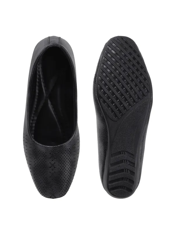 Elegant_Women's_Comfortable_Flats_with_Stitch_Detailing