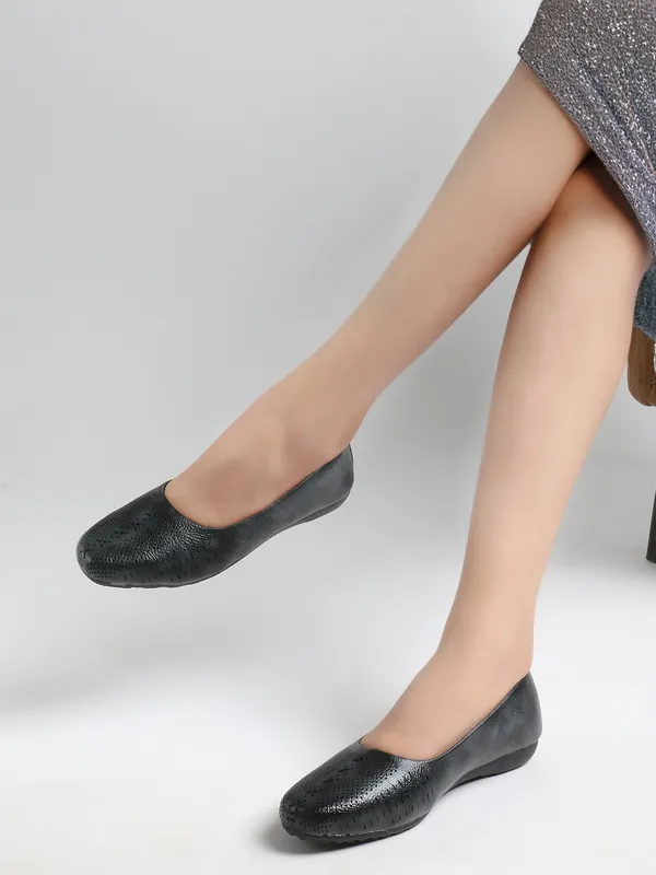 Elegant_Women's_Comfortable_Flats_with_Stitch_Detailing