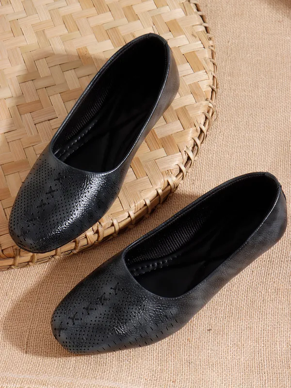 Elegant_Women's_Comfortable_Flats_with_Stitch_Detailing