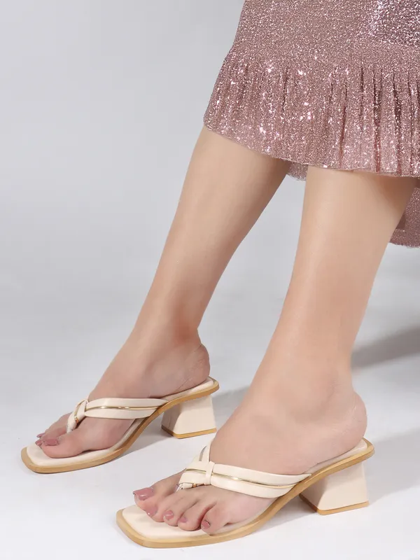 Trendy_Toe-Ring_Block_Heel_Sandals_for_Women_with_Elegant_Gold_Strap_Design