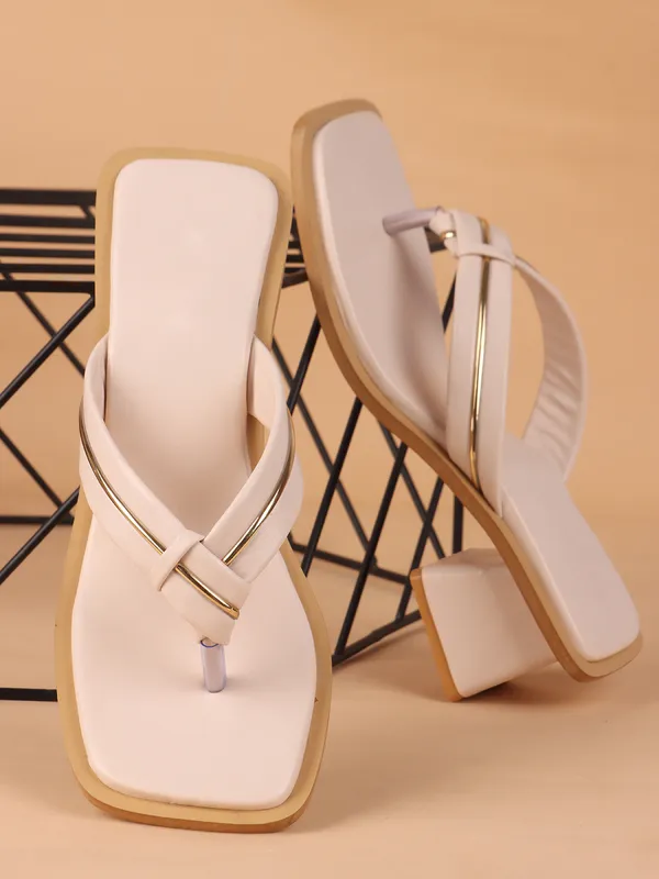 Trendy_Toe-Ring_Block_Heel_Sandals_for_Women_with_Elegant_Gold_Strap_Design