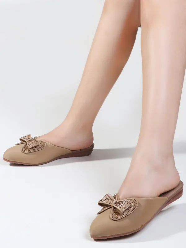 Trendy_Flat_Sandals_with_Crystal_Embellished_Strap_for_Women_�_Elegant_Everyday_Comfort_Footwear