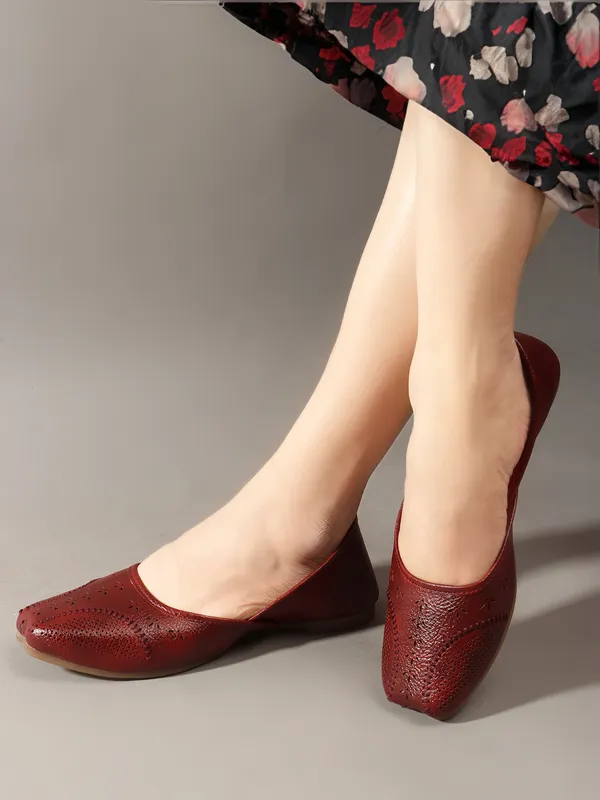 Elegant_Textured_Synthetic_Leather_1.5_inch__Heel_Juttis_with_Square_Toe_&_Perforated_Design