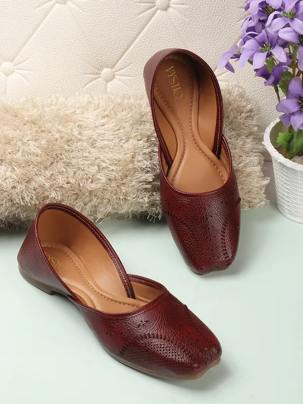 Elegant_Textured_Synthetic_Leather_1.5_inch__Heel_Juttis_with_Square_Toe_&_Perforated_Design