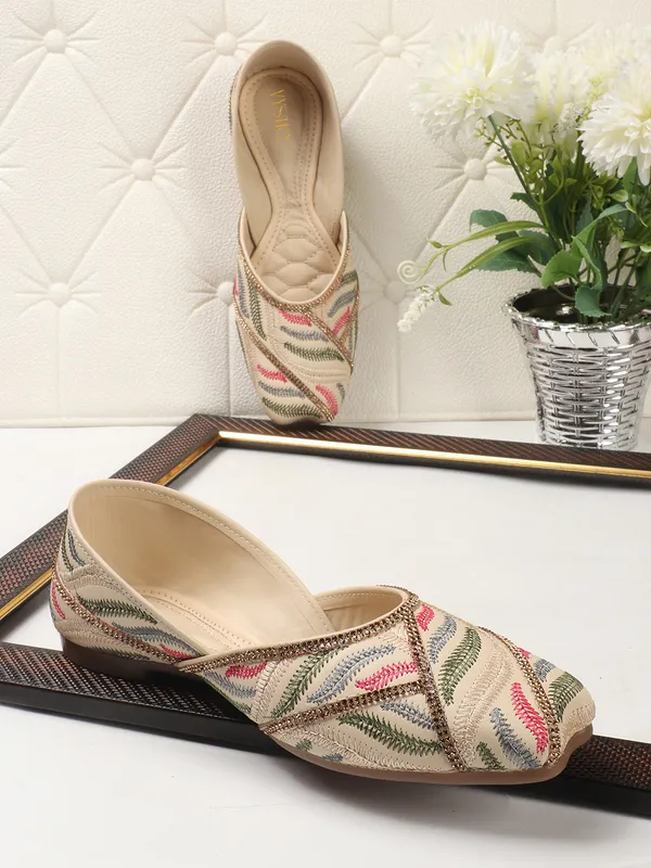 Elegant_Embroidered_Ethnic_Jutti_for_Women_with_Bead_Detailing_and_Comfortable_Flat_Sole