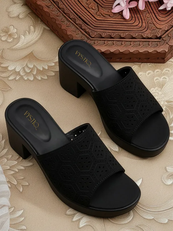 Elegant_Heel_Sandals_with_Comfortable_Sole_and_Stylish_Ethnic_Design