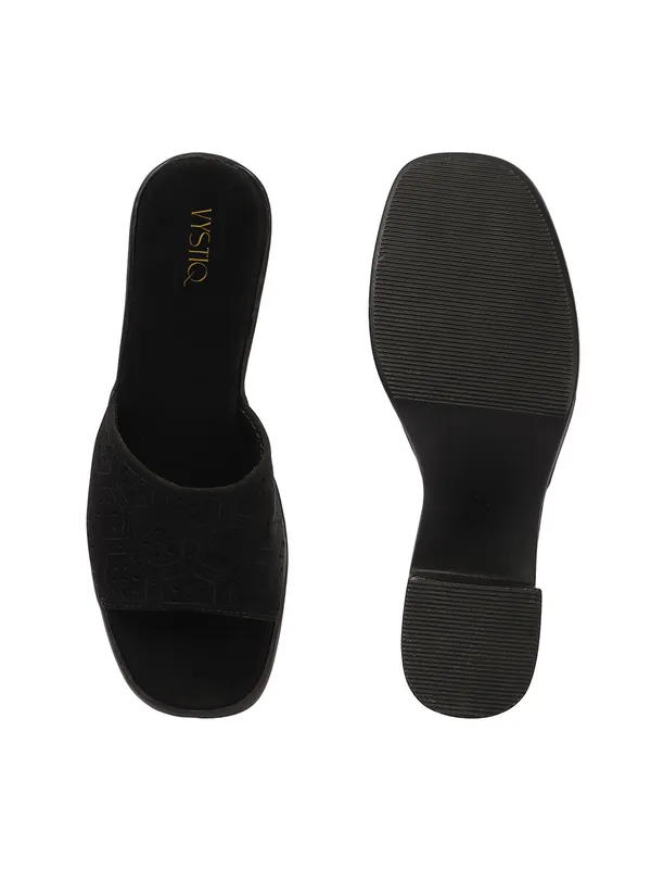 Elegant_Heel_Sandals_with_Comfortable_Sole_and_Stylish_Ethnic_Design