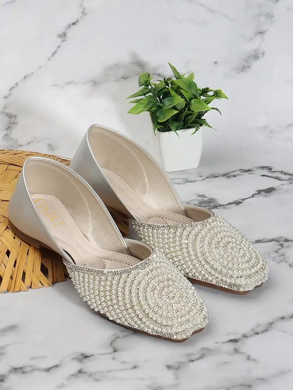 Stylish_Pearl-Embellished_Womenï¿½s_Flats_for_Festive,_Ethnic,_and_Party_Wear
