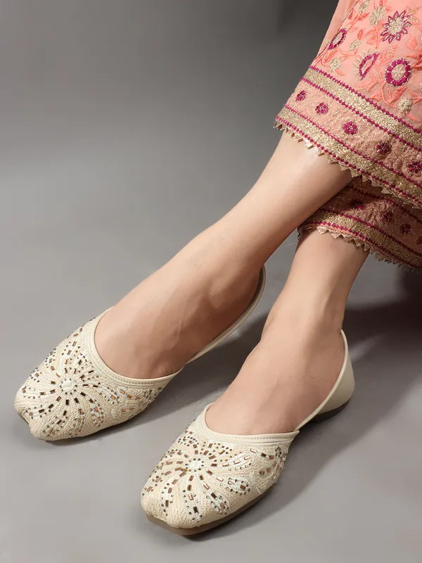 Elegant_Embroidered_Ethnic_Jutti_for_Women_ï¿½_Perfect_for_Festive,_Party,_and_Traditional_Occasions