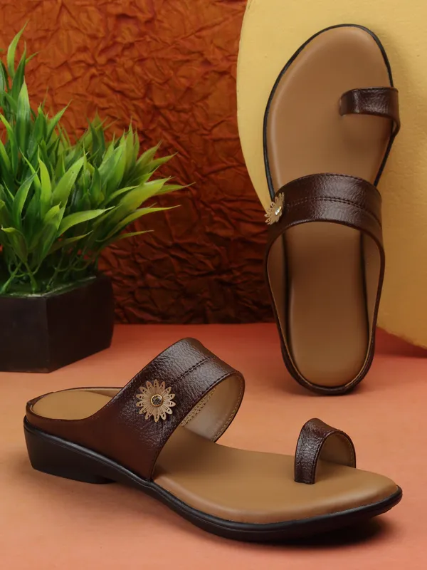 Elegant_Womenï¿½s_Toe_Loop_Sandals_with_Stylish_Floral_Ornament_and_Cushioned_Comfort_Sole