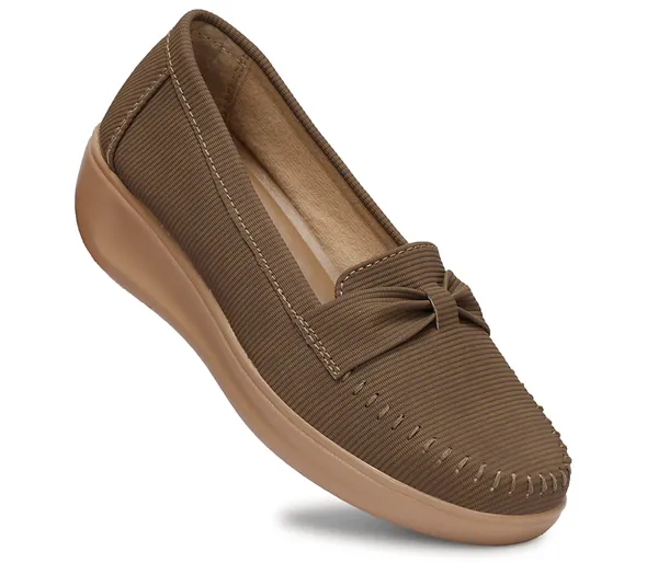 Step_into_effortless_style_and_all-day_comfort_with_these_elegant_wedge_heel_loafers