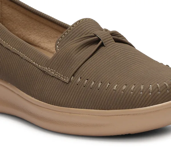 Step_into_effortless_style_and_all-day_comfort_with_these_elegant_wedge_heel_loafers