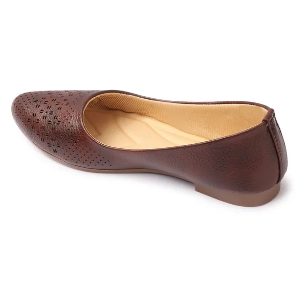 Elegant_women's_slip-on_ballerina_flats_with_textured,_cushioned_insole_and_embellished_centerpiece_perfect_for_daily_wear.