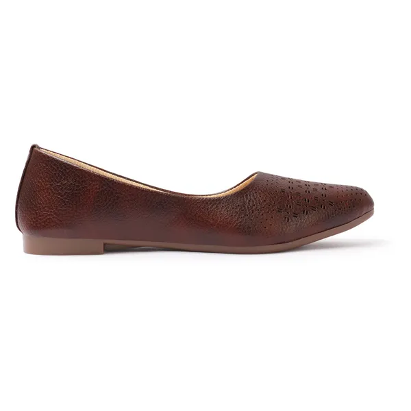 Elegant_women's_slip-on_ballerina_flats_with_textured,_cushioned_insole_and_embellished_centerpiece_perfect_for_daily_wear.
